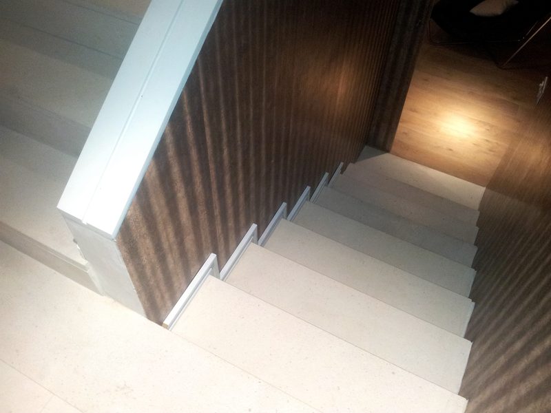 Escalera blanca y roble