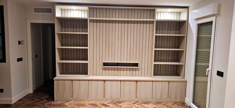Salón revestido en madera con TV integrada