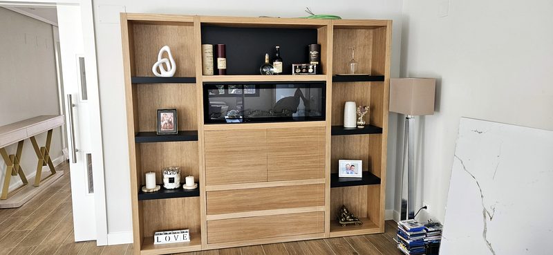 Mueble de salón en roble con módulos negros