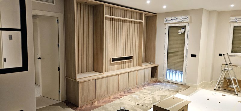 Mueble de TV con lamas de madera