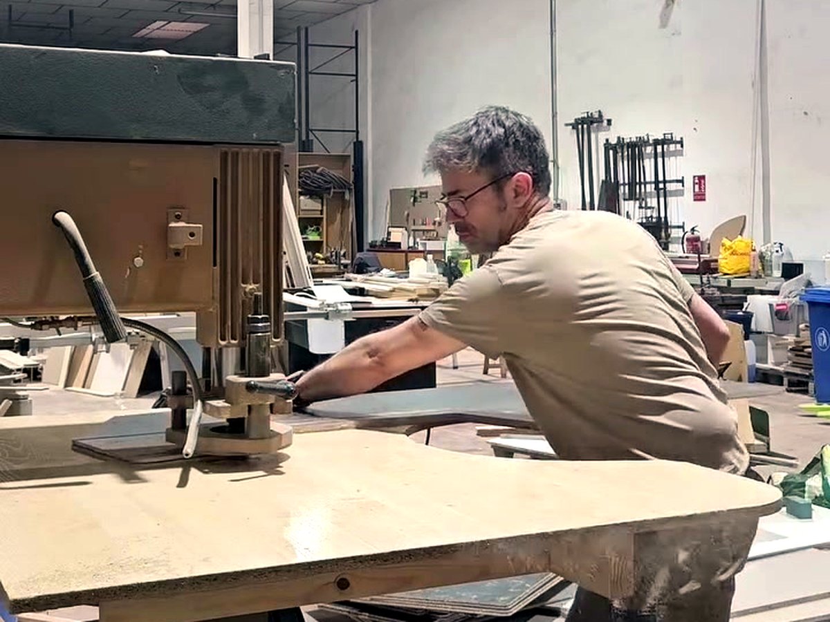 Ajustando una pieza sobre la mesa de trabajo